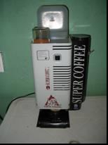 SEGUNDA OPCION Como segunda alternativa se promueve la utilización de máquinas dispensadoras de bebidas y eliminación de los cuartos de café, espacios que pueden ser aprovechados posiblemente para