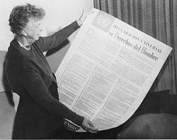 Eleonor Roosevelt sostiene la Declaración