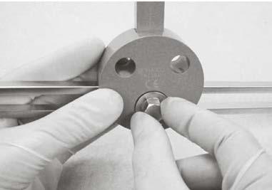 1 4 Apriete el tornillo de presión con el elemento de sujeción (11) en el gancho indicador (14) y móntelo tal como se muestra en la ilustración.