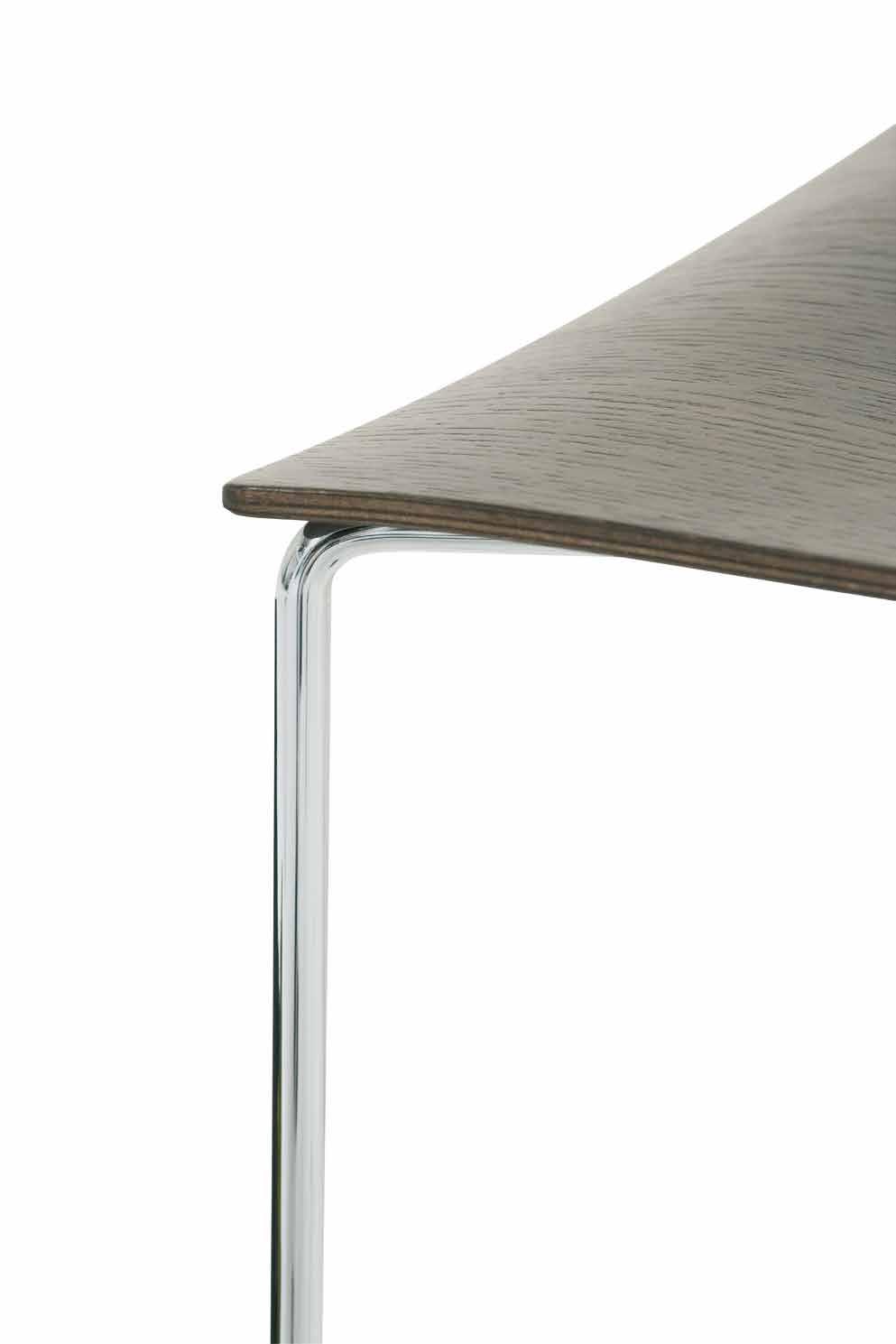 Version with swivel central base with self-return system or fixed central base with 4 wheels, with or without armrests, available in polished aluminum finish or aluminum colors.