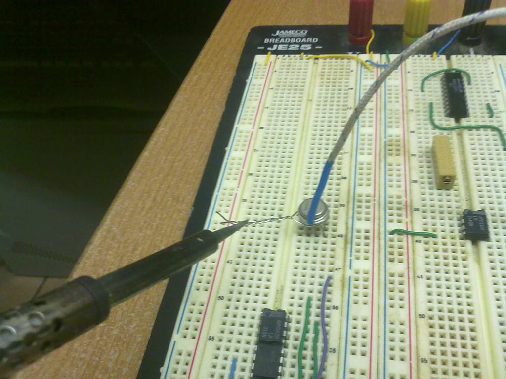 Figura 5: Forma de aumentar la temperatura en el transistor con ayuda del cautín, observe que no se toca al transistor