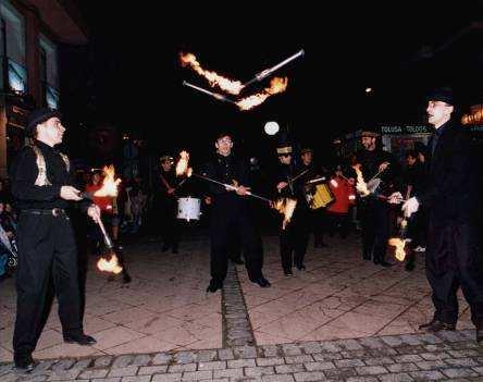 La Samba del Fuego es un espectáculo itinerante para desarrollar durante l a noche en un espacio abierto.