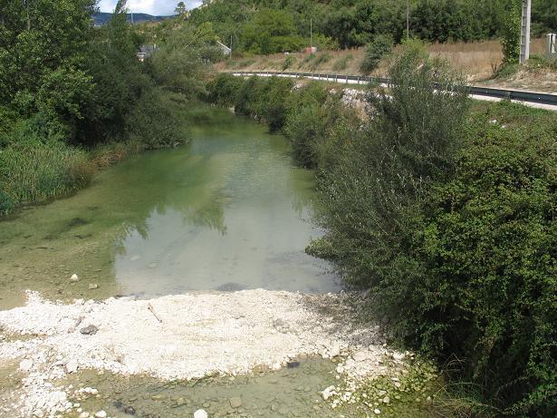 El río Jerea suele circular encajado, bien de forma leve o de forma profunda, como en el tramo central de la masa de agua donde la llanura de inundación es inexistente.