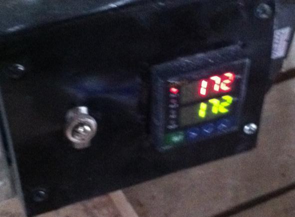 Sacoto Molina, López Malo 72 Figura 4. 8 Controlador del horno a 170 ⁰C de temperatura al momento del envejecido artificial de la palanca.