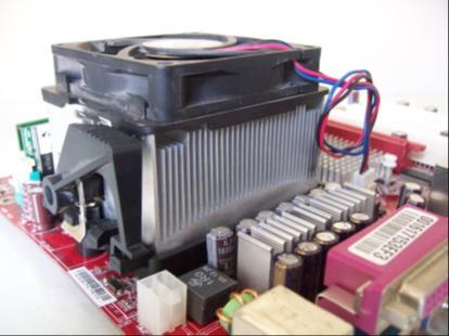 Es importante tener en cuenta que el procesador no sólo incluye un ventilador, sino también un disipador de calor, por lo general de cobre, sujeto al ventilador como es el caso del mostrado en la