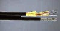 La unión entre el cable mensajero y el cable de fibra óptica es meramente mecánica, no eléctrica, y se realiza con el mismo polietileno negro que forma la chaqueta, quedando entre ambos cables una