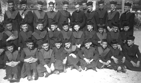 8 BOLETÍN ATHLETA CHRISTI / 16 El Padre Cesáreo Gil con sus compañeros del Seminario Menor De 1953 a 1959 Ejerció su ministerio en Tuy-Vigo.