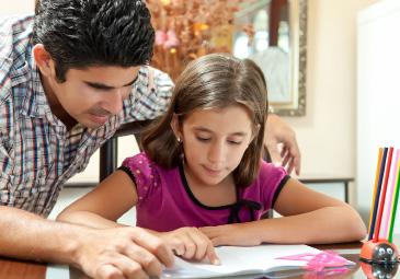 La participación familiar significa una comunicación constante, interactiva y relevante en relación con el aprendizaje académico de los alumnos y otras actividades escolares, incluyendo el asegurar: