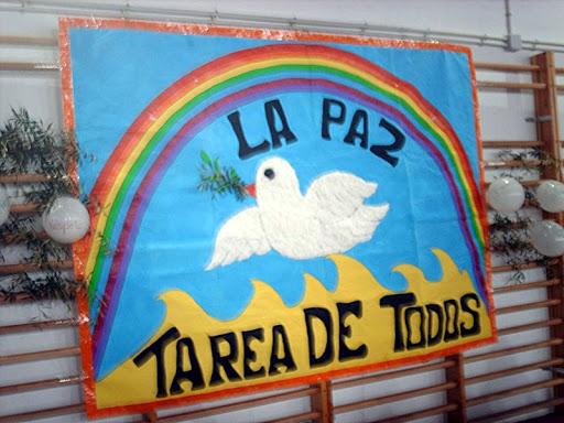 PAZ: TAREA DE TODOS", salida por el pueblo para realizar actividades y compartir mensajes de paz, actividad grupal en el gimnasio del centro.