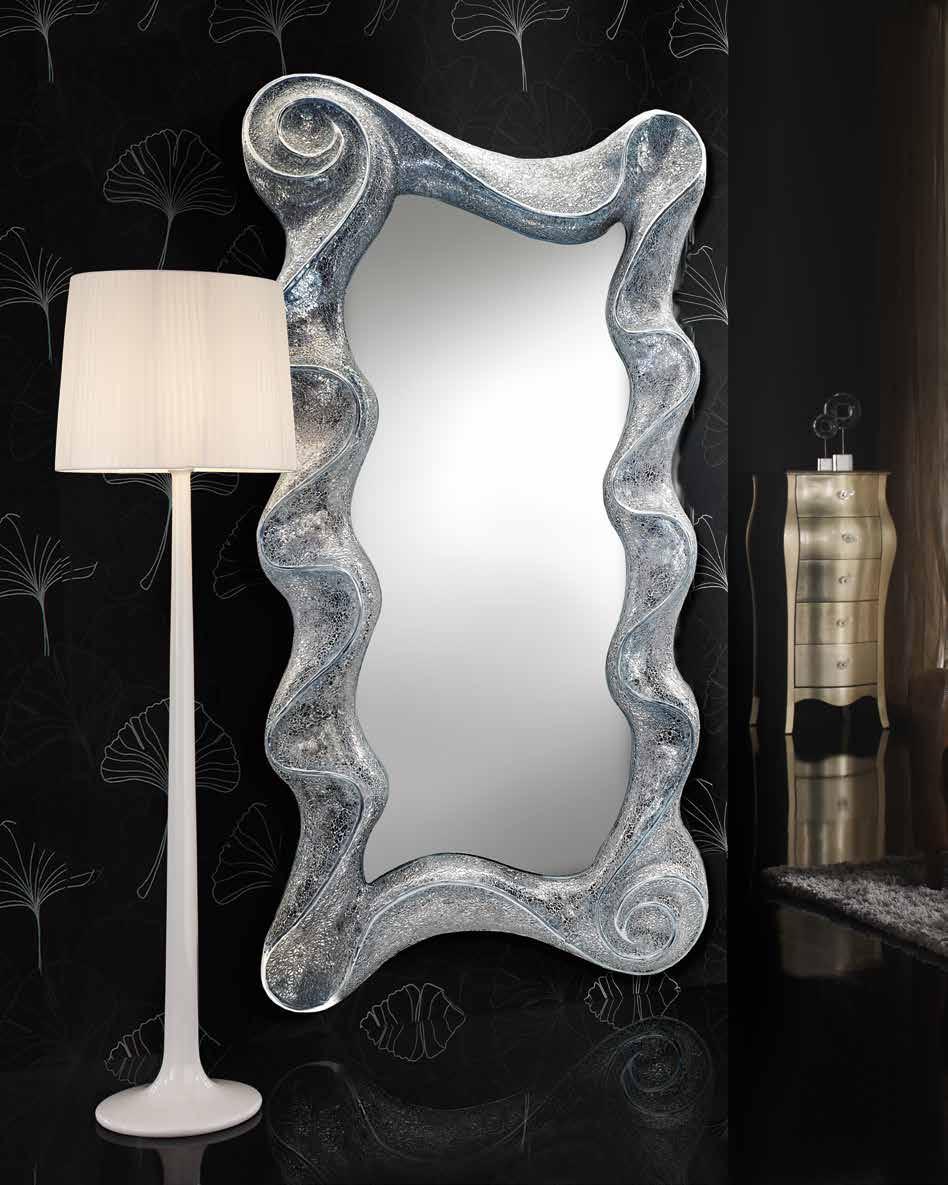 109 GAUDÍ Espejo con marco de poliuretano moldeado, decorado con mosaico de espejo quebrado y detalles en plata. Preparado para colgar en posición horizontal o vertical.
