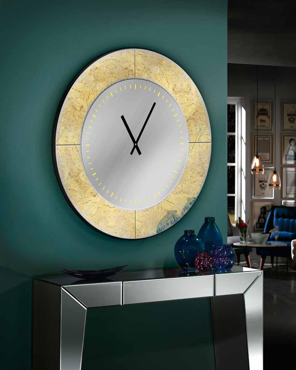 115 AURORA Reloj redondo con esfera y marco de espejo. Marco con grafismo en PAN DE ORO. Trasera de DM lacado en negro.