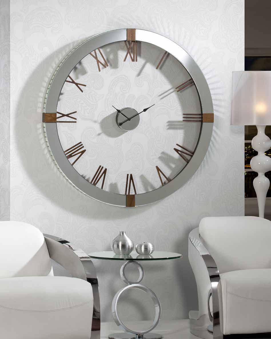 TIMES 117 TIMES Reloj de pared de gran formato. Esfera sin fondo, con mecanismo central independiente. Aro de espejos biselados y detalles decorativos en madera de fresno. Pilas no incluidas.