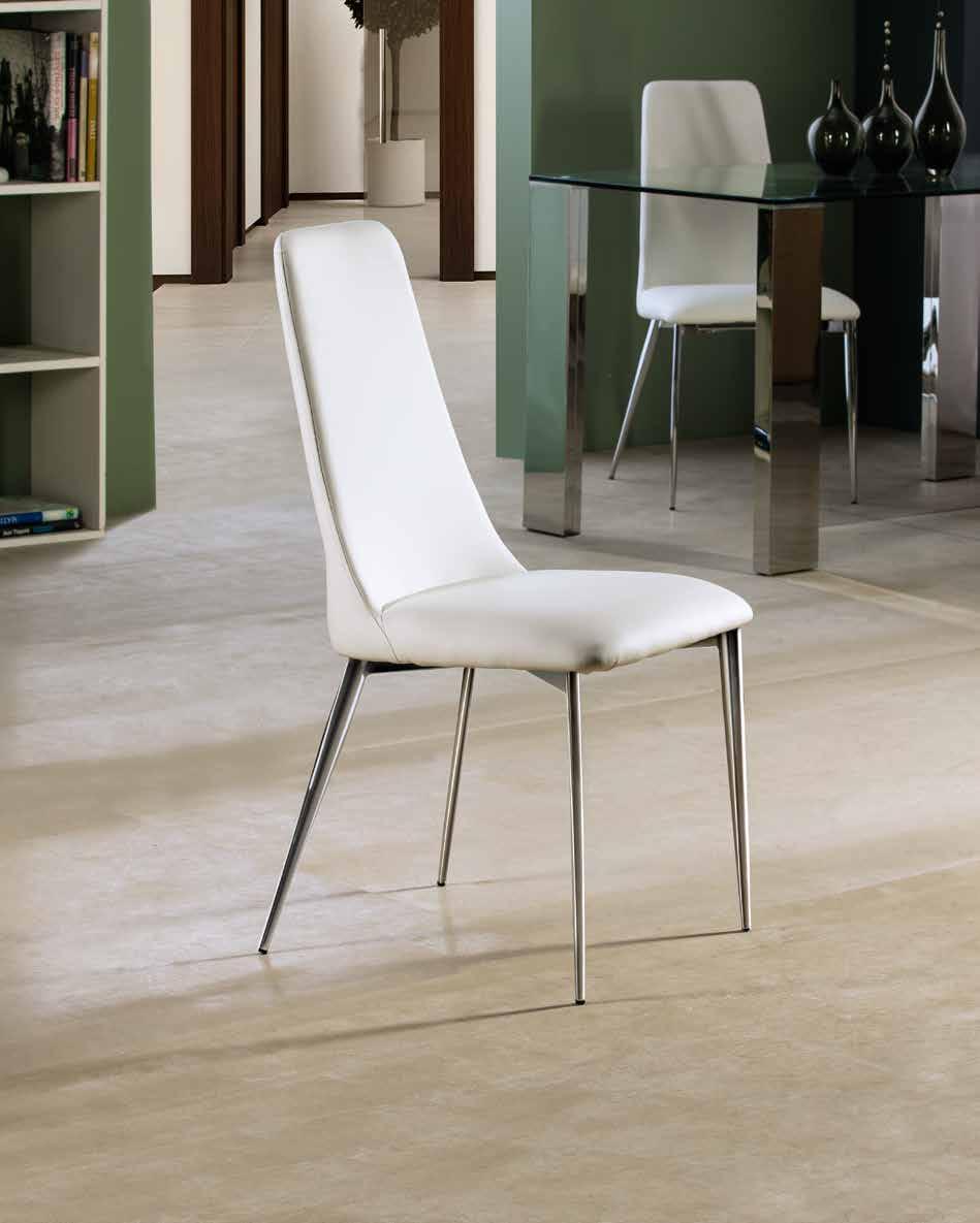 5 OXFORD Silla realizada en metal cromado. Tapizado: polipiel de color blanco. Chair made of chromed metal.