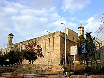 Es enterrada en la Cueva de Majpelá en Jevrón, esta propiedad es adquirido por Abraham, de las manos de Efrón el Jití por 400 shekels de plata.