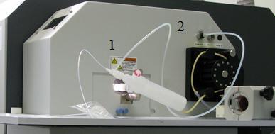 A continuación se enumeran las diferentes partes del equipo: Sistema de inyección (figura 14): Nebulizador (1); bomba peristáltica (2) Figura 14: Nebulizador (1); bomba peristáltica (2) Sistema de