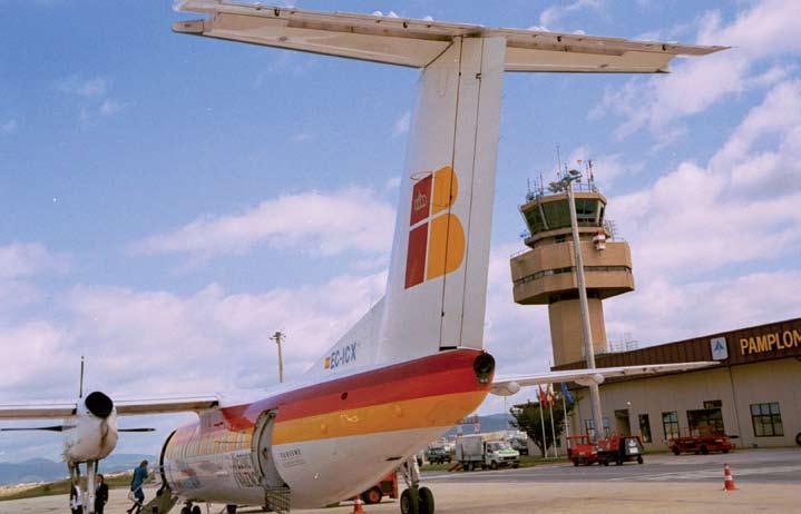 Memoria 28 DEPARTAMENTO DE OBRAS PÚBLICAS, TRANSPORTES Y COMUNICACIONES Transporte aéreo En el año 28 cabe destacar la marcha de la compañía aérea Spanair del aeropuerto de Pamplona.
