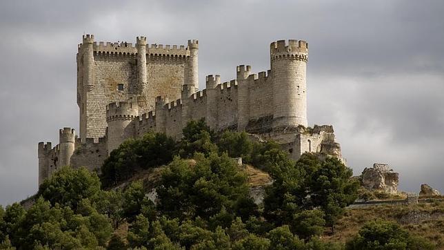 PEÑAFIEL (VALLADOLID) Un imponente castillo vigila, desde lo alto de un cerro, los tesoros de esta villa medieval enclavada en plena Ribera del Duero.