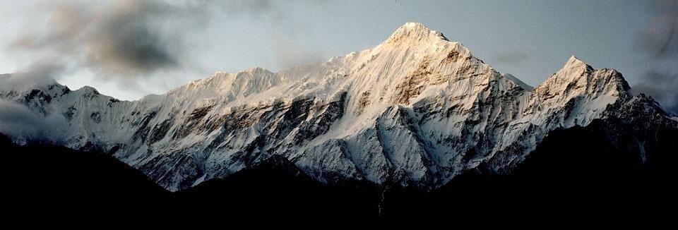 Nepal Nepal se encuentra situado en la zona meridional del continente asiático, haciendo frontera con China y la India.