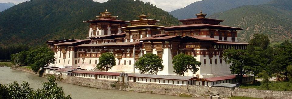 Bután Este pequeño país del sur de Asia situado en la cordillera del Himalaya, limita con China e India.