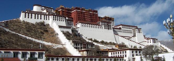 Tibet Conocida como el techo del mundo, en el Tíbet y haciendo frontera con Nepal, se encuentra la montaña más alta,