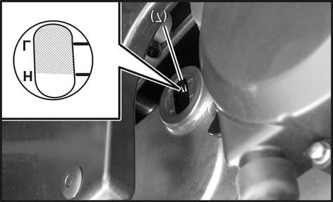 Apague el motor y vuelva a comprobar el nivel de aceite motor a través de la mirilla de inspección (7) y corríjalo si fuese necesario.
