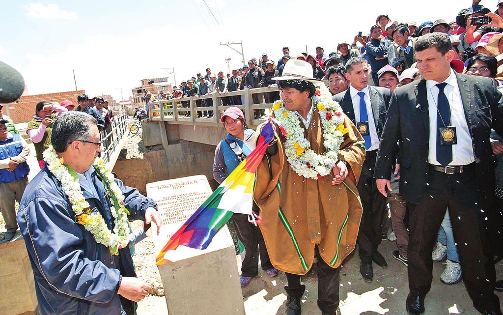 Discurso presidencial próximo año vamos a garantizar la doble vía de la ciudad de El Alto hacia Desaguadero. Como una política, decimos se termina y habrá otros 70 millones de bolivianos.
