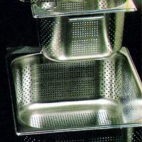 Mueble exterior en acero inox. AISI 304. Recipiente cilíndrico en resina acrílica transparente con tapa superior contra salpicaduras. Racord (1 ) de conexión entrada de agua y tubo sifón-desagüe.