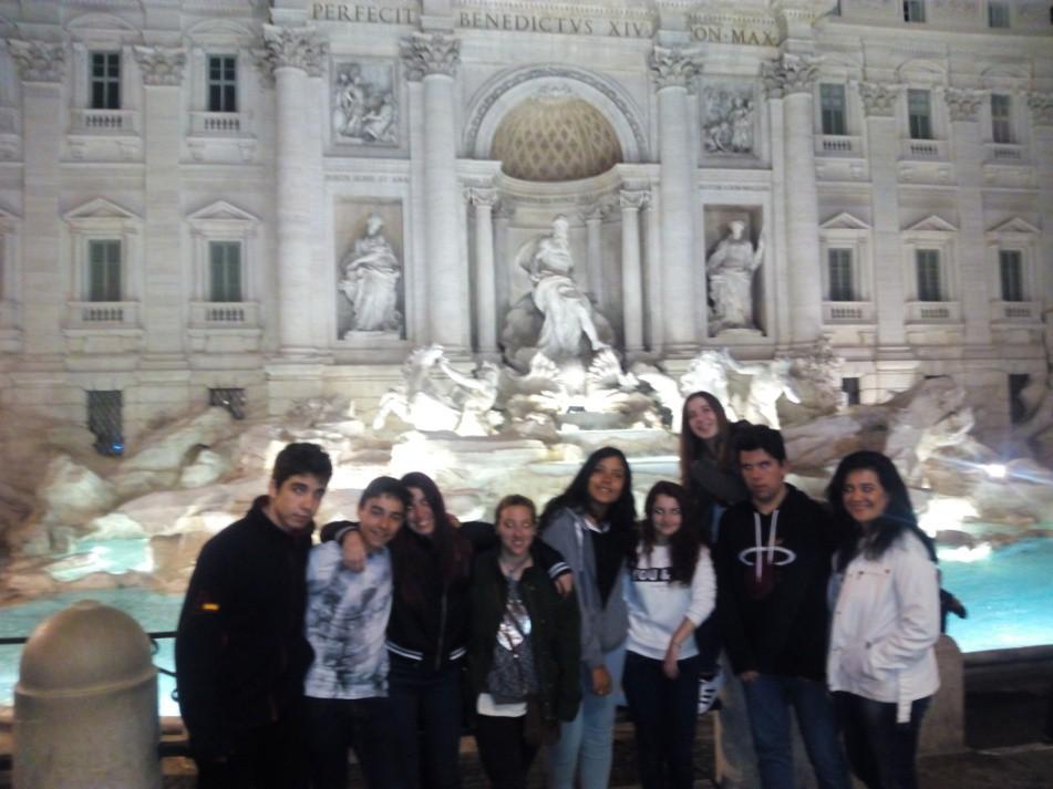 De regreso a Roma, cenamos y nos fuimos a hacer un recorrido por la ciudad para verla iluminada, estuvimos casi andando 4 horas: vimos el Vaticano, el castillo de San Ángelo.