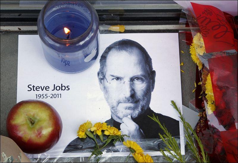 Muerte Steve Jobs falleció el 5 de octubre de 2011, a los 56 años, por un paro respiratorio derivado del cáncer de páncreas.
