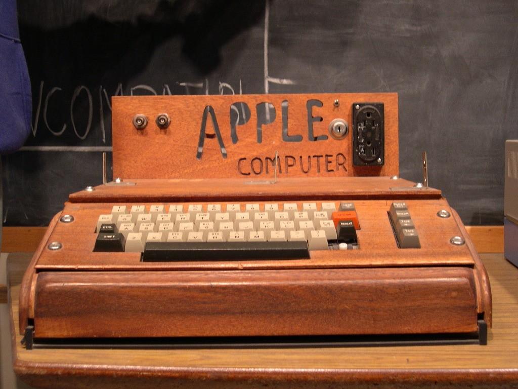 Inicios de Apple Computer En 1976 nació Apple Computer Company. El primer computador personal, Apple I : 200 ejemplares. Apple se convirtió en una empresa con 4.