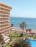 Cerca de la playa, a 15 min de Málaga, 25 min del Aeropuerto de Málaga e integrado en el campo de golf Añoreta.