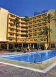 En el hotel donde podrá disfrutar de unas fascinantes vistas al Mediterranéo destacan : la piscina para adultos y niños, la terraza solarium, un restaurante con buffet libre, la cafetería y el salón