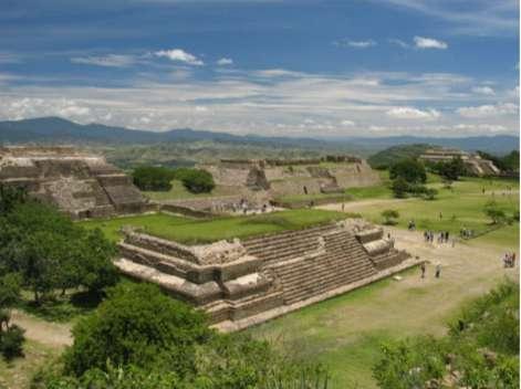 ANTECEDENTES Se establecieron en los valles centrales de Oaxaca.