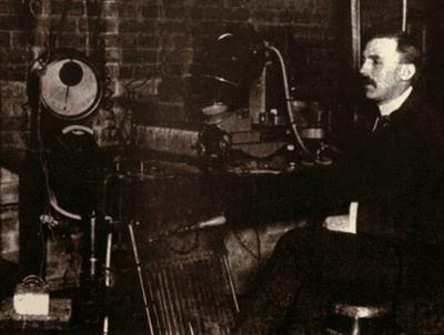 El experimento de Rutherford 1911 Ruterford bombardeó una lámina de oro con un haz de partículas α, y observó el espectro de dispersión para