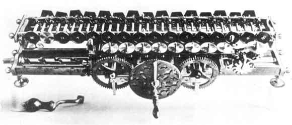 Antes del primer ordenador En 1671 Gottfried Wilhelm Leibniz (matemático, filósofo, estadista, etc) construye la primera máquina capaz de sumar, restar, multiplicar y dividir.