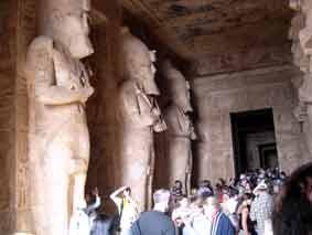 Seis colosos osiriacos con el rostro de Ramses y los atributos reales (ureus, doble