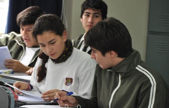 Perú: Tasa de asistencia de las y los adolescentes de 12 a 16 años a educación secundaria Mujeres Hombres 74,1 60,7 62,6 57,6 56,2 74,2 80,6 78,6 82,8 81,8 Mujer 87,2 73,2 14,0 puntos porcentuales