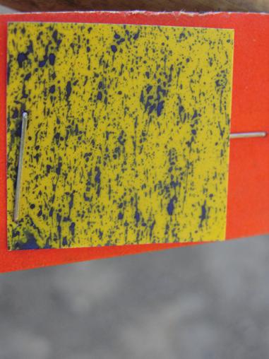 La determinación del cubrimiento se realiza con papeles hidrosensibles, estos consisten en pequeños trozos de papel color amarillo que se tiñen de azul al contacto con las gotas (Foto 50).