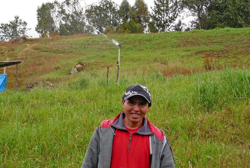 Sr. Wilber Ramírez Verde, usuarios de la Comunidad Unión Caninaco del NEC San Luis (UT Huaraz) mostrando su área de pasto mejorado regado por el riego por aspersión entregado por el proyecto