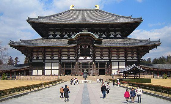 Por esta razón, a día de hoy sigue constituyendo una de las importantes urbes japonesas, con un rico patrimonio histórico, artístico y arquitectónico.