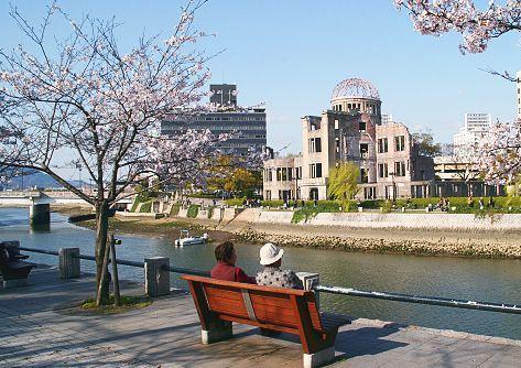 Por la tarde, comienza la visita de Kurashiki para conocer la antigua residencia de la Familia Ohashi y el Barrio histórico de Bikan. Después de la visita, salida hacía Hiroshima por carretera.
