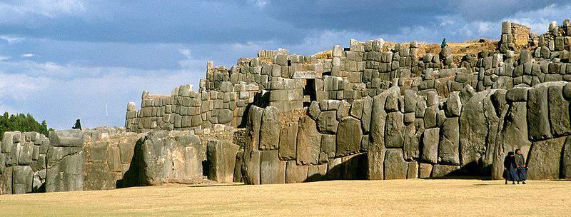 Urin Qosqo (Cusco de abajo) Las ruinas de Saqsaywaman y Kurikancha eran sus espacios principales, la primera rige a la mente que representa al