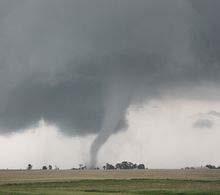 TORNADOS 1. Un tornado es una columna de aire que rota violentamente, Y se extiende desde la base de un cumulonimbo, normalmente una supercélula, hasta el suelo. 2.