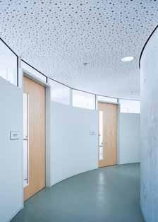decorativos. Las placas perforadas y curvadas que realzan los espacios dando mayor amplitud. Placas fresadas Knauf preparadas para simular moldura.