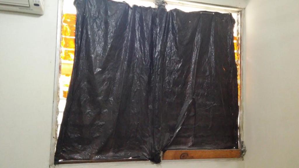 5. A falta de cortinas, son utilizados Plásticos, debido a la falta de cortinas para evitar