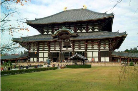 Despue s, nos dirigiremos al famoso Kiyomizudera, un conjunto de templos budistas enclavados en una de las colinas de Kyoto.