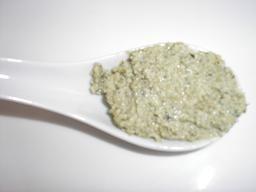 "Queso crudo de semillas de calabaza" (V) 6 cucharadas soperas de semillas de calabaza peladas. 2 cucharadas soperas de lecitina de soja ( actúa como emulgente). 1 diente de ajo.