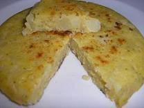 Tortilla vegana de patatas y cebolla con harina de maíz (V) 1 patata mediana-pequeña. 1 cebolla pequeña. 4 cucharadas de harina integral de maíz. 1/2 vaso (o un poquito menos) de agua.