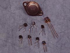 Segunda Generación Usaban transistores lo que ayudó a hacerlas más pequeñas. Los programas de computadoras también mejoraron.