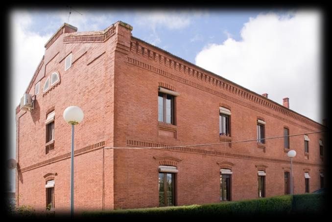 CARACTERÍSTICAS Comunidad Terapéutica CASA ROJA Profesionalizada 20 plazas Mixta Urbana, ubicada en Llerena (Badajoz) Conveniada con Servicio